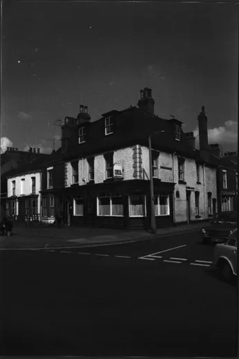 Hessle Road showing the Dairycoates Inn